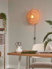 Good&Mojo Wandleuchte Panama aus Raffia: Achteckige, braune Wandleuchte mit Raffia-Schirm über einem Schreibtisch.
