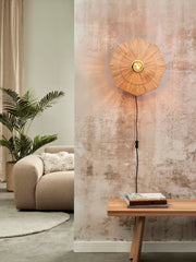 Gesamtansicht der Wandleuchte Good&Mojo Panama mit achteckigem Raffia-Schirm über einer Holzbank.