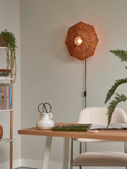 Good&Mojo Wandleuchte Panama mit achteckigem Schirm aus braunem Raffia, in einem Wohnraum an der Wand montiert.