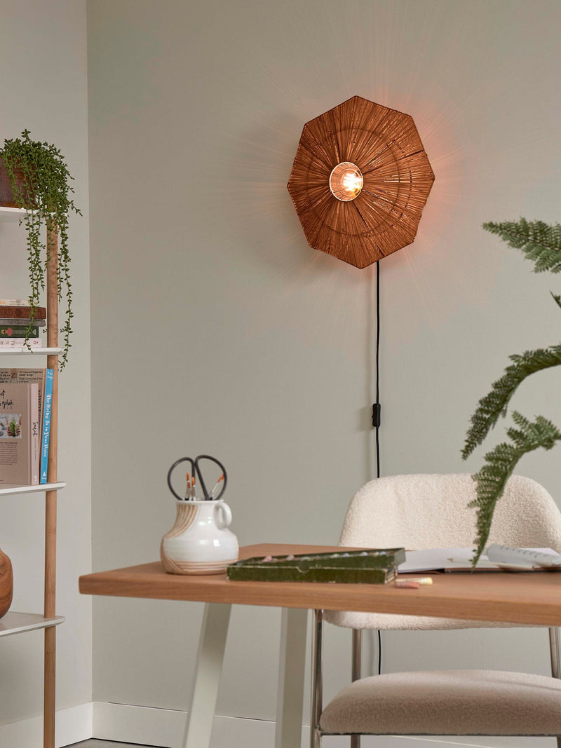 Good&Mojo Wandleuchte Panama mit achteckigem Schirm aus braunem Raffia, in einem Wohnraum an der Wand montiert.