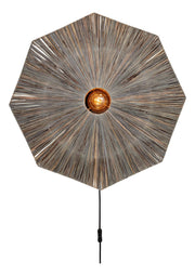 Good&Mojo Wandleuchte Panama aus Raffia: achteckiger, radial geflochtener Schirm in Braun mit schwarzem Kabel und Schalter.