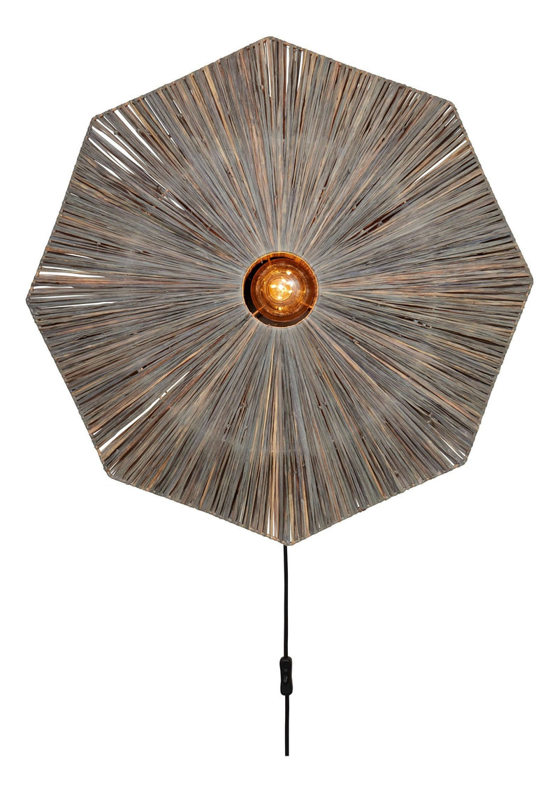 Good&Mojo Wandleuchte Panama aus Raffia: achteckiger, radial geflochtener Schirm in Braun mit schwarzem Kabel und Schalter.