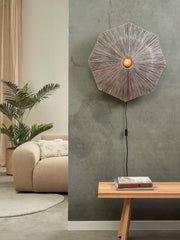 Good&Mojo Wandleuchte Panama aus Raffia, achteckig, mit radial verlaufendem Geflecht, in einem Wohnraum montiert.