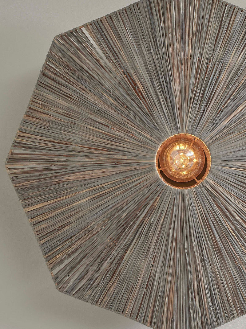 Achteckige Wandleuchte Panama aus Raffia mit radial verlaufenden Fasern, in der Mitte sichtbare Glühbirne, Detailansicht.