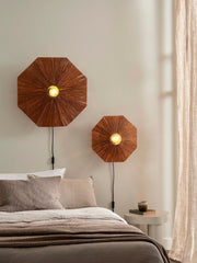Good&Mojo Wandleuchte Panama aus Raffia, achteckig, über dem Bett in einem Schlafzimmer mit zwei Wandleuchten.