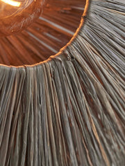 Detailaufnahme des Raffia-Schirms der Good&Mojo Wandleuchte Panama mit fein gefaserten, naturbraunen Halmen.