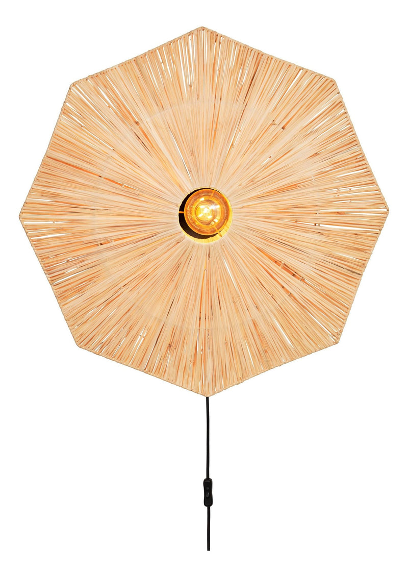 Achteckige Wandleuchte Panama von Good&Mojo aus naturfarbenem Raffia mit sichtbarer Faserstruktur und schwarzem Kabel.