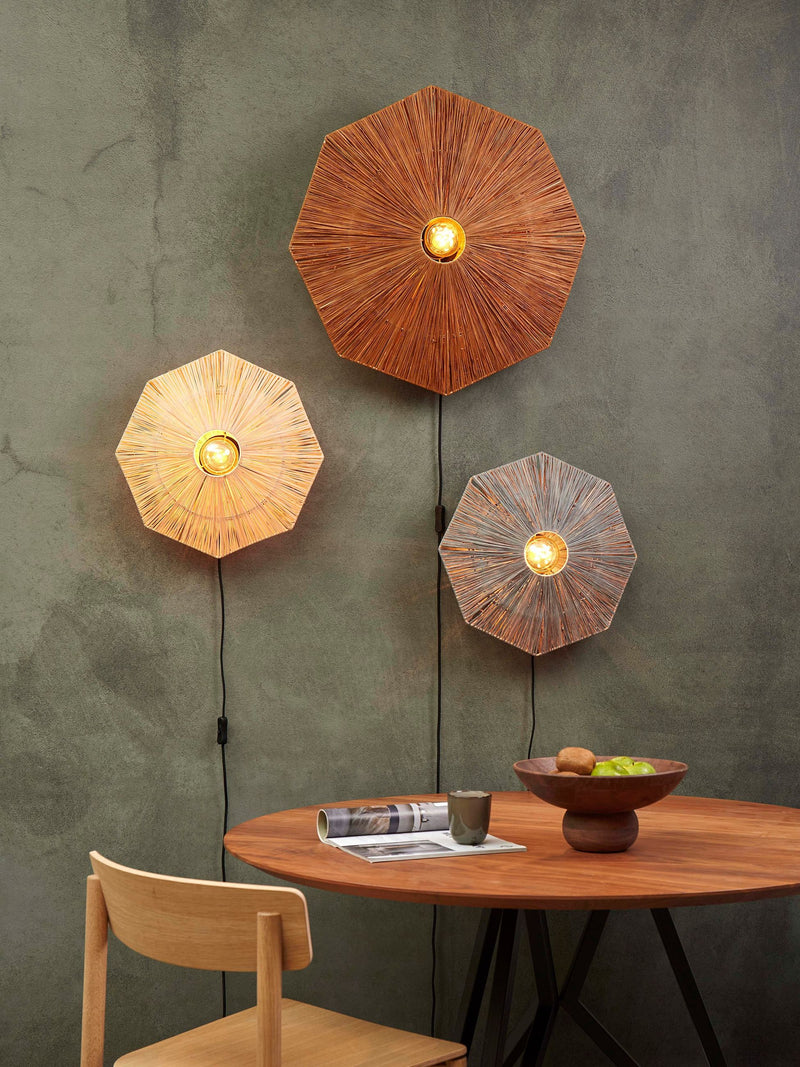 Good&Mojo Wandleuchte Panama aus Raffia: drei achteckige Leuchten an dunkelgrauer Wand, die größte braun mit sternförmigen Raffiastreifen.