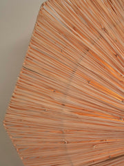 Detailaufnahme des achteckigen Raffia-Schirms der Good&Mojo Wandleuchte Panama mit feinen, geflochtenen Fasern im Gegenlicht.