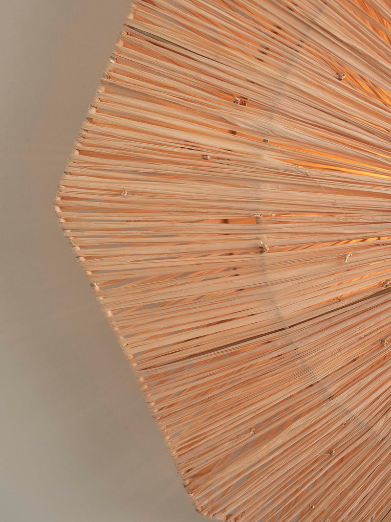 Detailaufnahme des achteckigen Raffia-Schirms der Good&Mojo Wandleuchte Panama mit radial verlaufenden Fasern in Naturbraun.