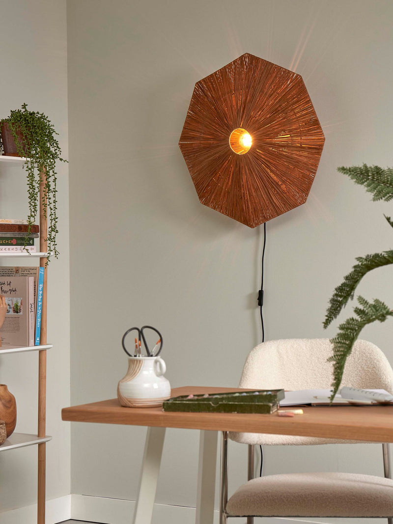 Good&Mojo Wandleuchte Panama aus Raffia: achteckiger, braun geflochtener Schirm an der Wand im Wohnraum.