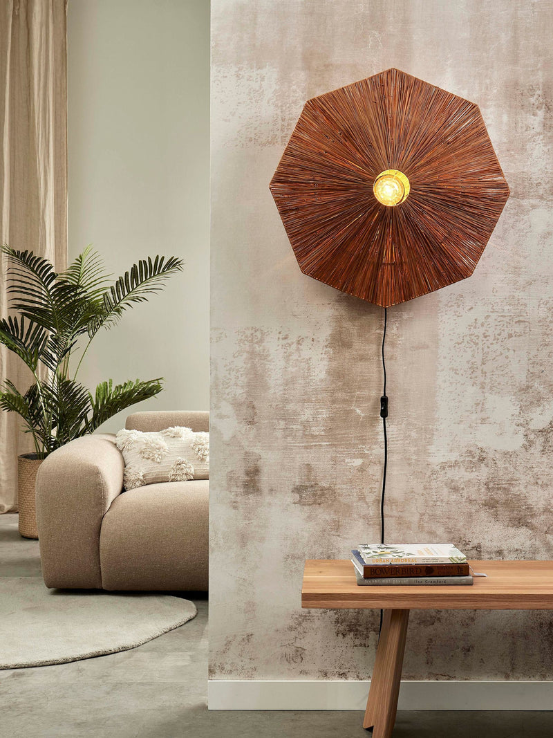 Good&Mojo Wandleuchte Panama aus Raffia in Braun: achteckiger Schirm mit Lichtquelle, an heller Betonwand montiert.